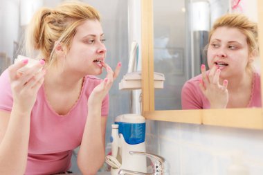 Kadın yüz kremi parmağını ile uygulama