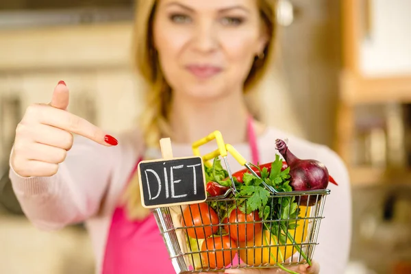 Backet de compras com legumes de dieta — Fotografia de Stock