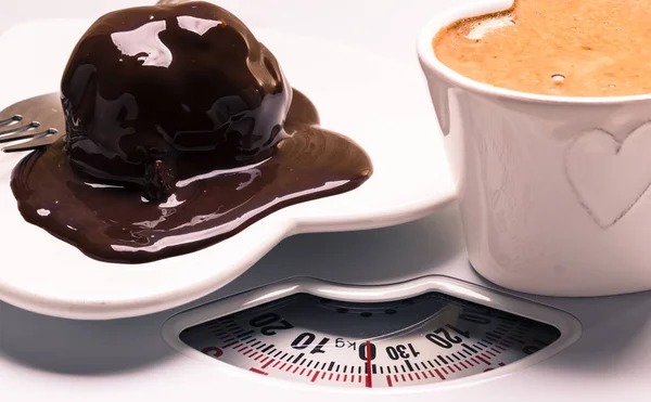 Pastel de café y chocolate a escala de pesaje . —  Fotos de Stock