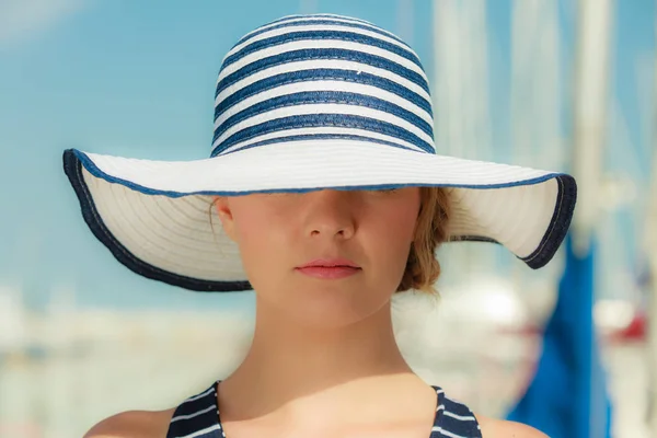 Modefrau trägt großen Sommerhut in Marina — Stockfoto