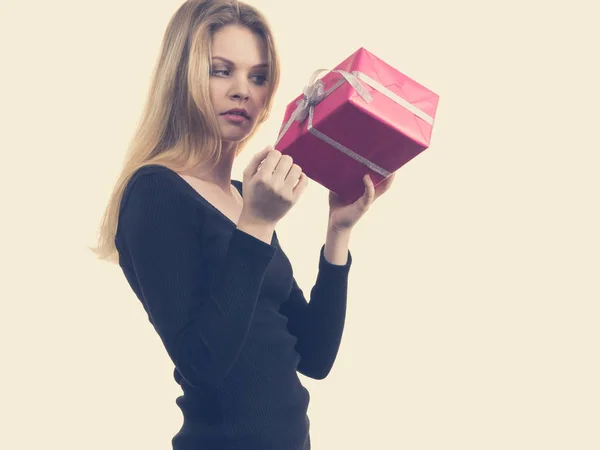 Chica apertura caja de regalo rosa —  Fotos de Stock