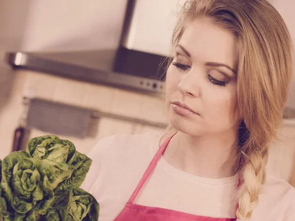 Womna sosteniendo lechuga verde — Foto de Stock