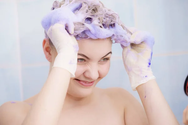 Mulher aplicando xampu toner em seu cabelo — Fotografia de Stock