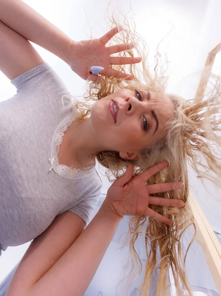 Frau mit nassen blonden Haaren — Stockfoto
