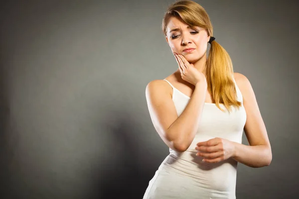 Mujer que sufre de dolor dental — Foto de Stock