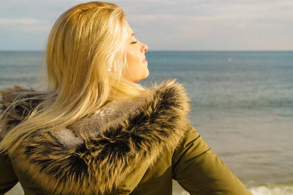 Kobieta, relaks na plaży, zimny dzień — Zdjęcie stockowe