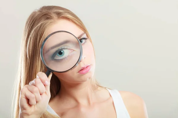 Menina segurando olho lupa lupa — Fotografia de Stock