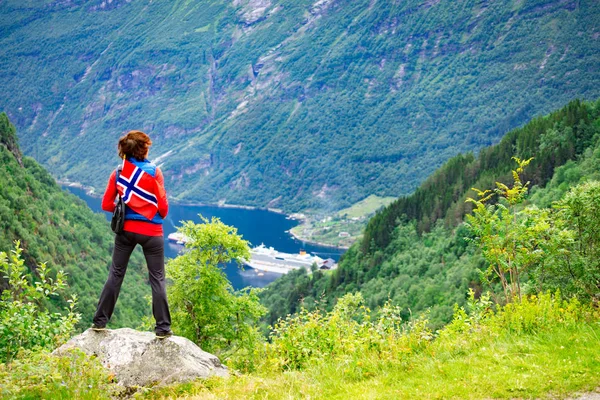 Turista sobre Geirangerfjord con bandera noruega — Foto de Stock