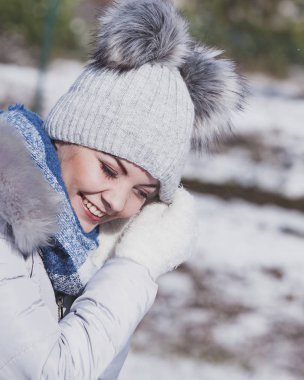 Kışın sıcak kıyafeti giymiş erkek