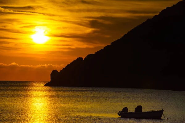 Sunrise or sunset over sea surface — Stock Photo, Image