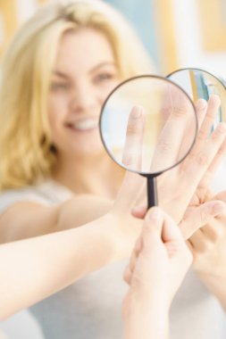 Magnifer üzerinde çivi kullanan kadın