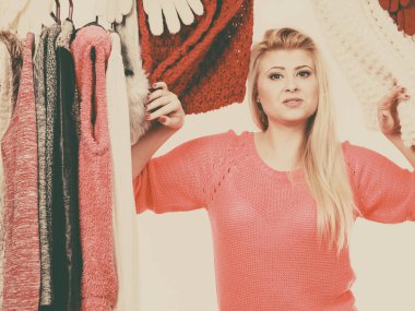 Kadın eve dolaba giyim seçimi