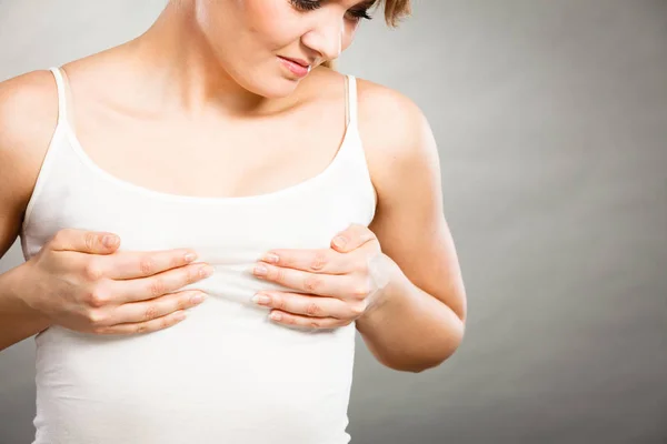 Mulher que sofre de dor no peito — Fotografia de Stock