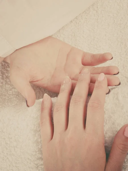 Donna mano su asciugamano, accanto al set manicure — Foto Stock