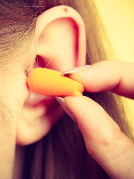 耳栓をかぶる女 — ストック写真
