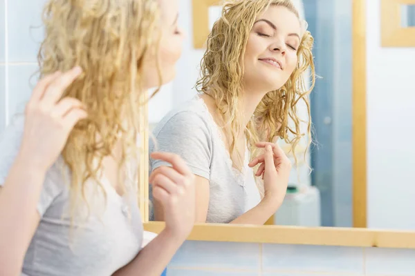 Счастливая женщина с мокрыми волосами — стоковое фото