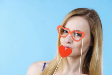 Karnaval aksesuarları sopa üzerinde tutan kadın