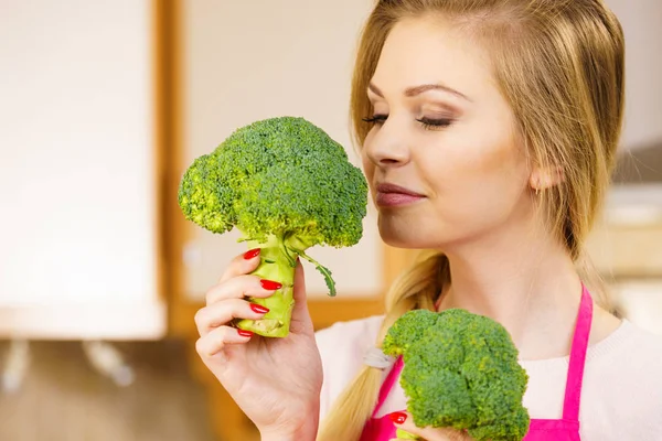 Mujer sosteniendo brócoli vegetal — Foto de Stock