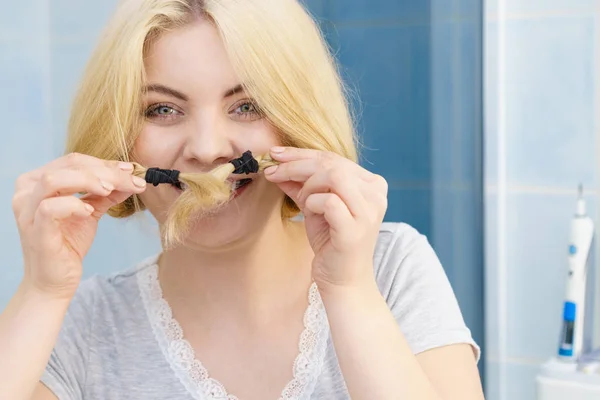 Mulher fazendo bigode trançado cabelo — Fotografia de Stock