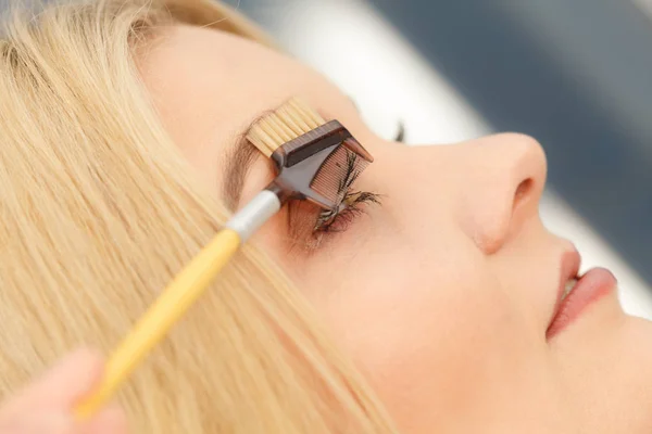 Frau wischt sich die Wimpern — Stockfoto