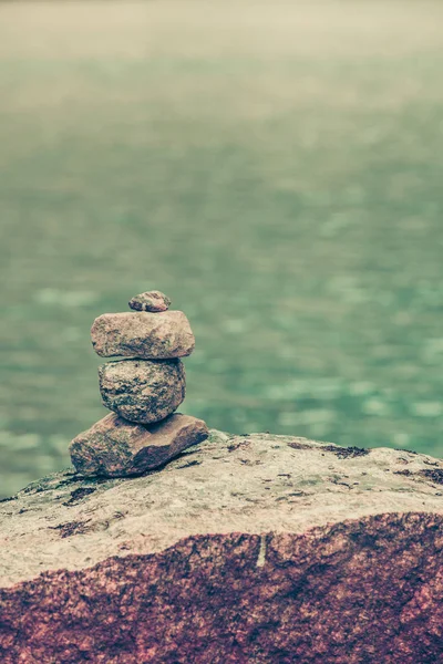 Стек каменів на березі озера, Норвегія — стокове фото