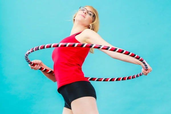 Fitte Frau mit Hula-Hoop-Reifen bei der Übung — Stockfoto