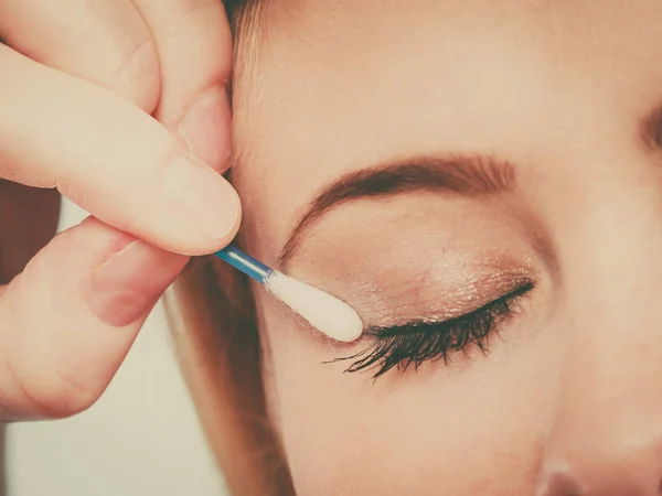 Vrouw krijgt haar make-up gedaan met wattenstaafjes — Stockfoto