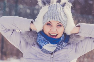 Kışın sıcak kıyafeti giymiş erkek