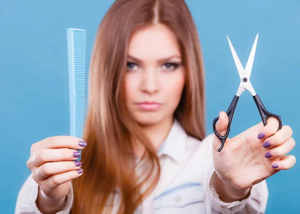 Mädchen bereit, ihre langen glatten Haare zu schneiden. — Stockfoto