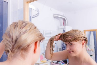 Islak sarışın saçlı kadın