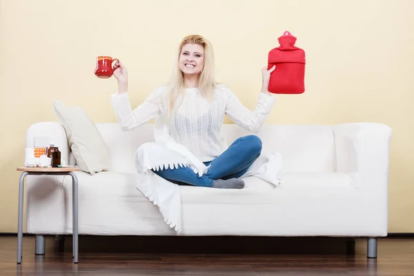 Vrouw met manieren om zich te ontdoen van koorts — Stockfoto