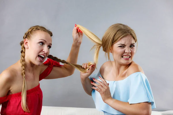 Dos mujeres discutiendo pelea —  Fotos de Stock