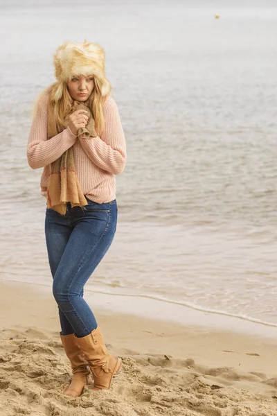 Mulher em roupa elegante sentindo frio pelo mar — Fotografia de Stock