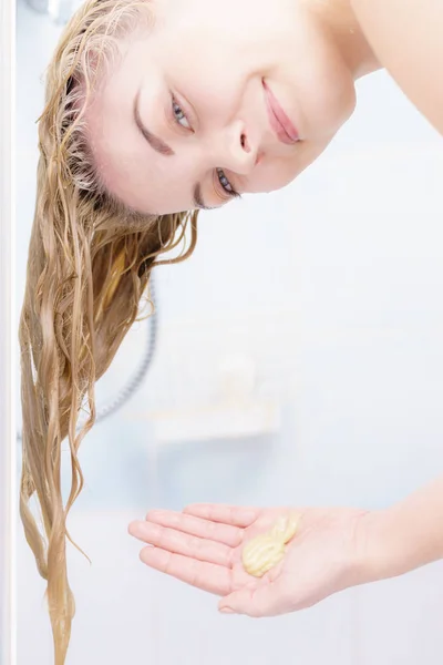 Kvinna med våt blont hår — Stockfoto