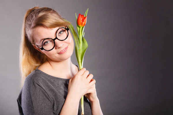 Streberin schnüffelt Blume. — Stockfoto