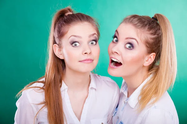Två unga kvinnor som söker chockad — Stockfoto
