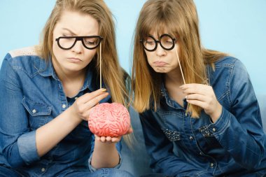 Düşünme iki ciddi kadın arkadaş