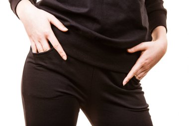 Siyah kıyafeti giyen kadının arka görünümü
