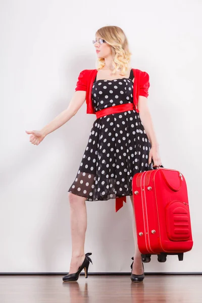 Γυναίκα με κόκκινη βαλίτσα ωτοστόπ — Φωτογραφία Αρχείου