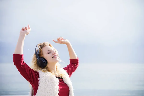 Mujer feliz usando auriculares al aire libre — Foto de Stock