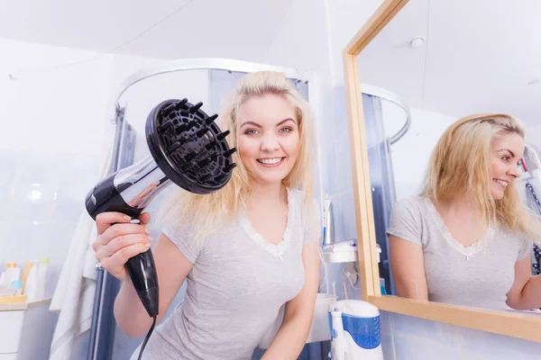 Saç kurutma makinesi difüzör ile bukleler yapıyor kadın — Stok fotoğraf