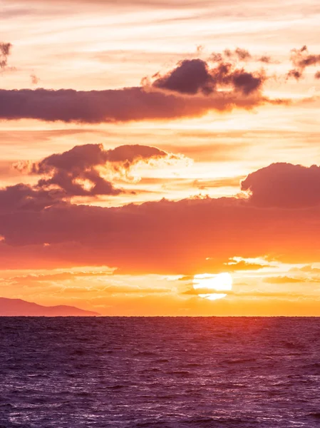 Nascer do sol ou pôr do sol sobre a superfície do mar — Fotografia de Stock