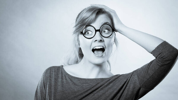 Удивлённая девушка с открытым ртом
.