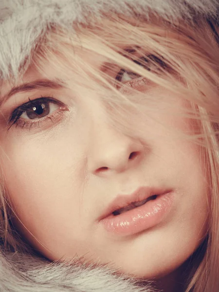 Blondi nainen talvella karvainen hattu — kuvapankkivalokuva