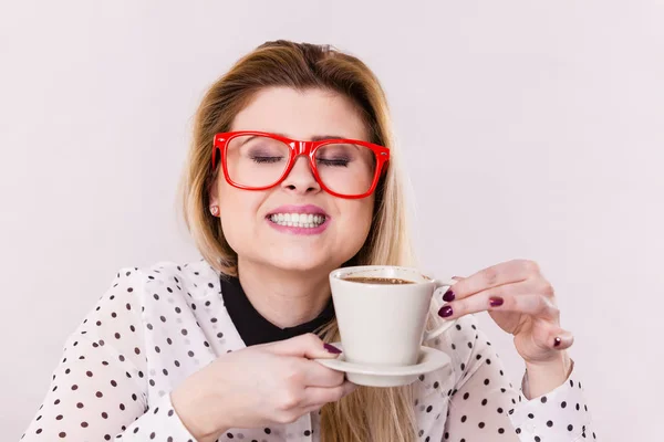 Gelukkige vrouw op kantoor warme koffie drinken — Stockfoto