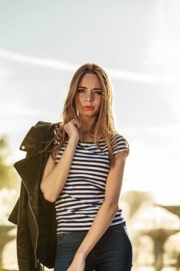 kadın rahat tarzı şehir sokak üzerinde