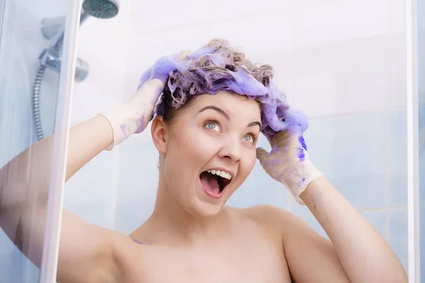 Mulher aplicando xampu toner em seu cabelo — Fotografia de Stock