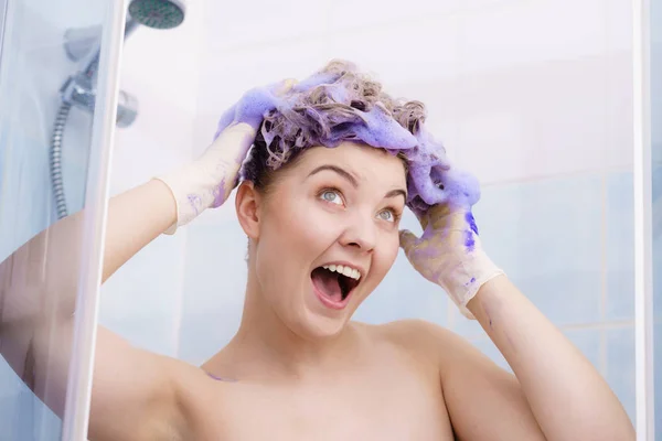 Frau trägt Tonershampoo auf ihr Haar auf — Stockfoto