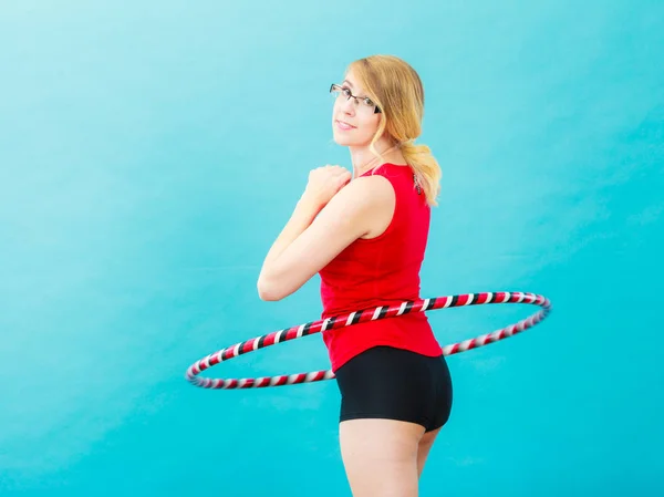 Fitte Frau mit Hula-Hoop-Reifen bei der Übung — Stockfoto