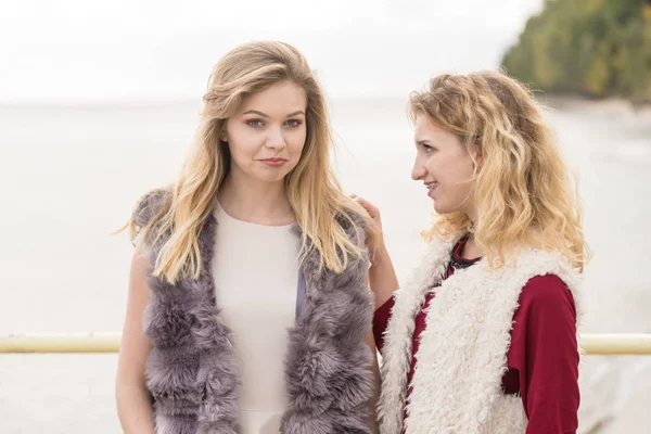 Two fashionable women outdoor — Stock Photo, Image